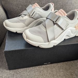 Sorel Kinetic Strap Running Shoes. Women's 7.5. Dove & Peach Blossom Colour